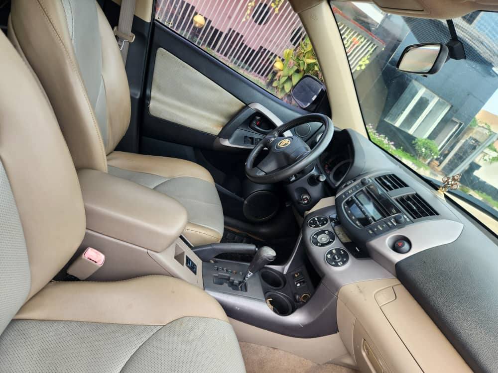 A picture of Toyota Raw4 2010