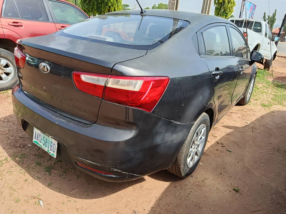 A picture of Kia Rio 2013 super distres untempered engine and rear manual