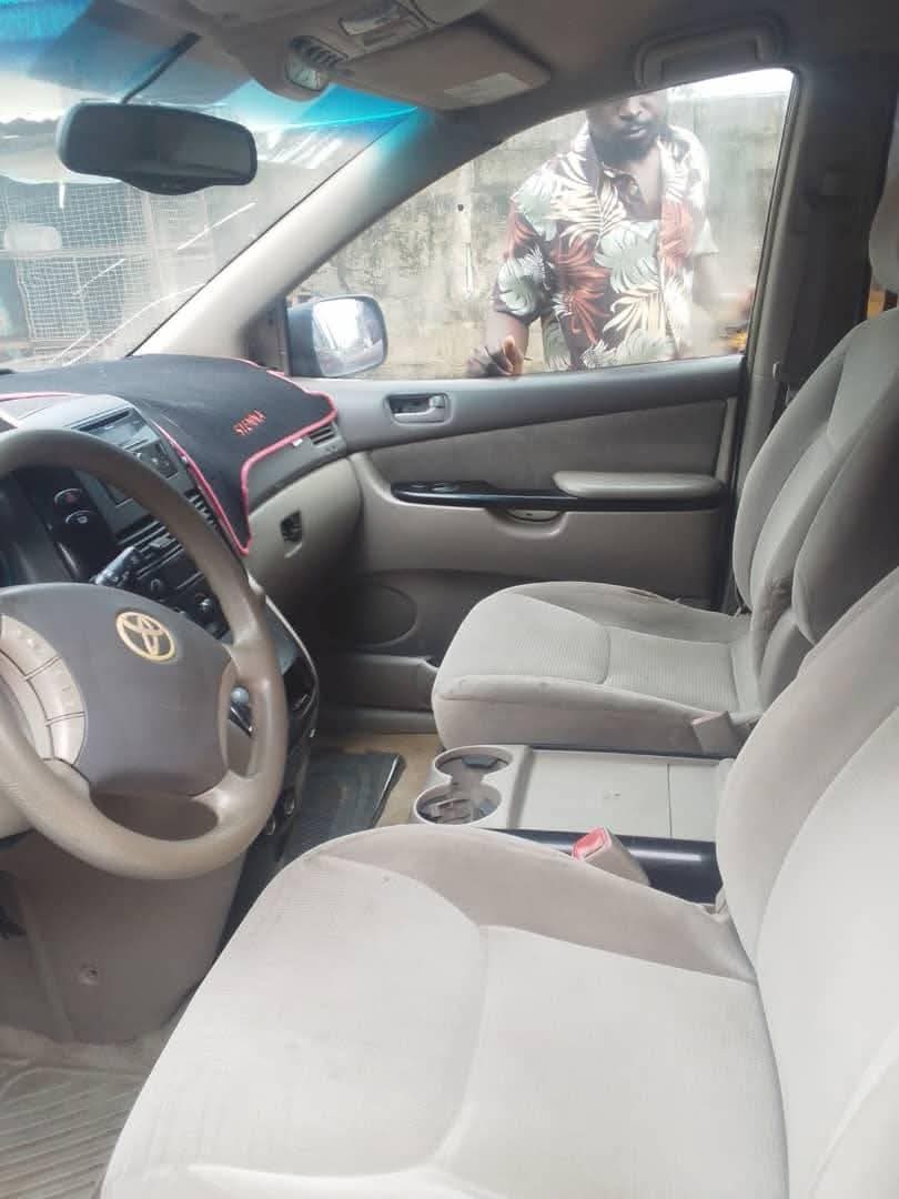 A picture of Toyota sienna 05