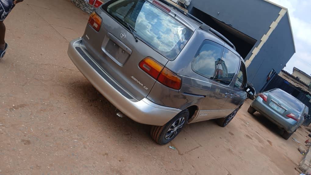 A picture of Toyota Sienna Firstbody