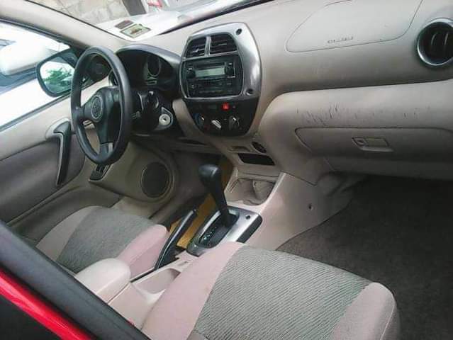 A picture of 2004 Toyota Rav4 Sedan