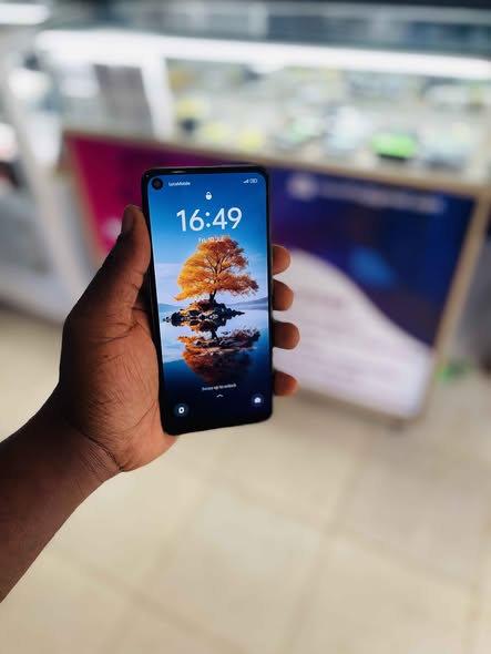 A picture of Oppo Reno7 256gb 12gbram dual sim and strong battery at