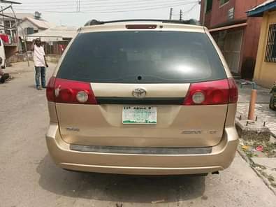 A picture of Toyota sienna 05 06 Engine and gear Ac chilling Body