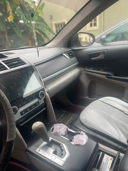 A picture of Toyota Camry 2013 model sound engine and gear transmission a