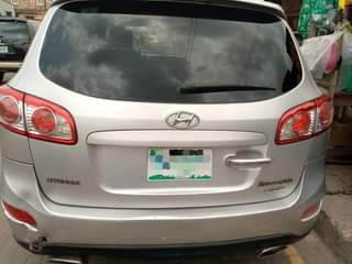 A picture of Hyundai Santa 2010