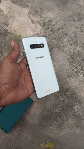 A picture of SAMSUNG S10 PLUS