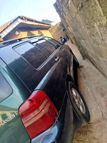 A picture of 04 Toyota Highlander