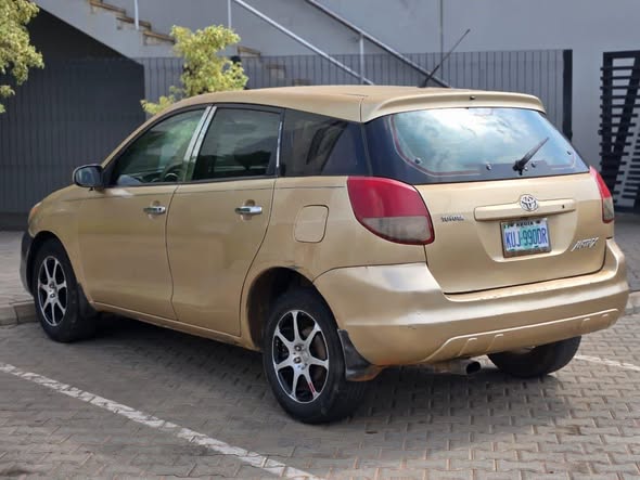 A picture of 2004 Toyota matrix 2004