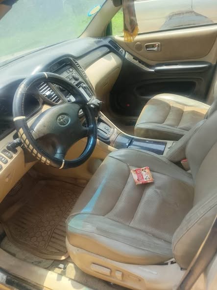 A picture of 2004 Highlander car was packed for a while owner deside