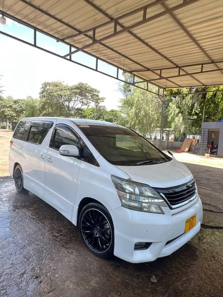 A picture of Toyota alphad new model inatak milion 19 5 maongez yapo