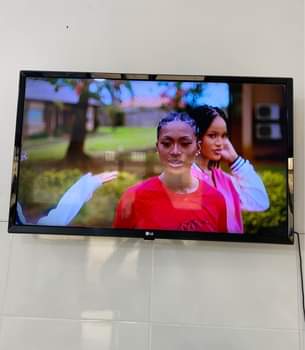 A picture of Boss kalewa nauza Tv LG nchi 32 inatajika 250 tu