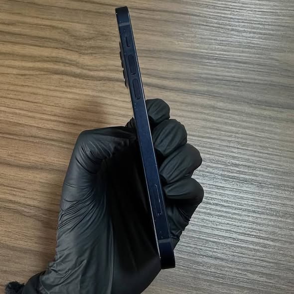 A picture of IPhone 12