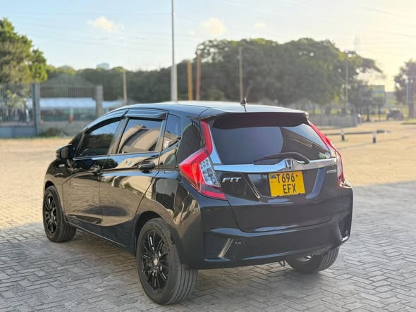 A picture of HONDA FIT HYBRID BEI 13 8MILLION ENGINE CC1400 FULL AC