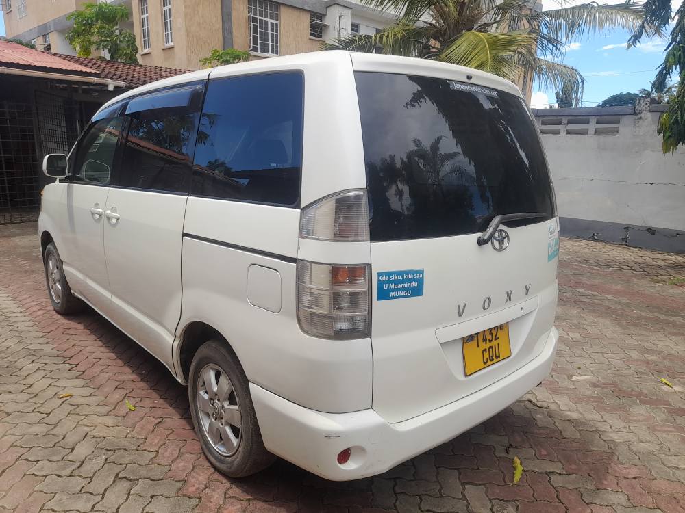 A picture of TOYOTA NOAH