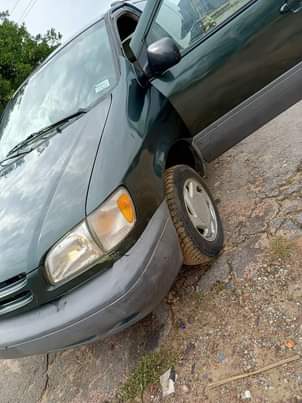 A picture of Few months Used Toyota Sienna 2000 model For sale Call