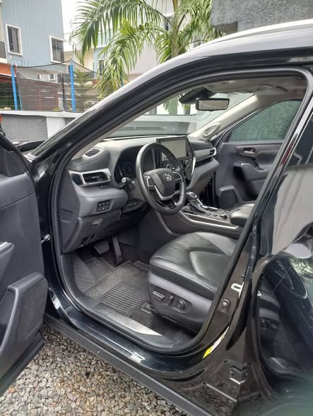 A picture of Toyota Highlander Platinum 2024model 6 months used 2025 on custom