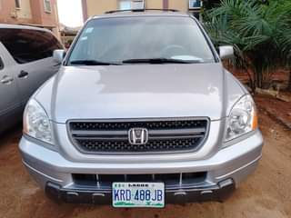 A picture of Honda pilot 2004 model