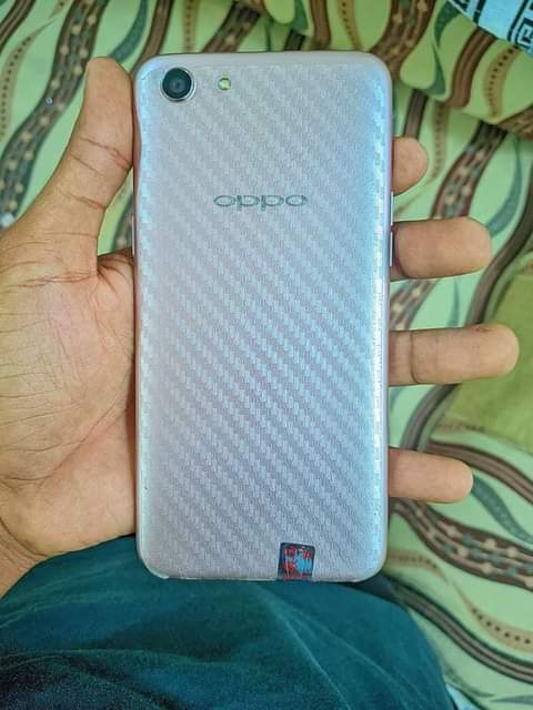 A picture of OPPO A83