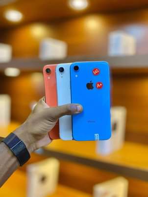 A picture of CLEAN IPHONE XR