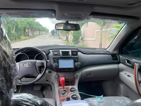 A picture of 2010 Highlander upgraded to 2013 Full option Thumb Start First