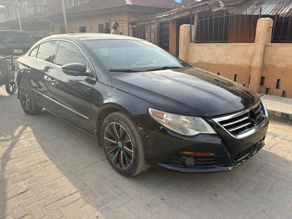 A picture of Volkswagen Passat 2012