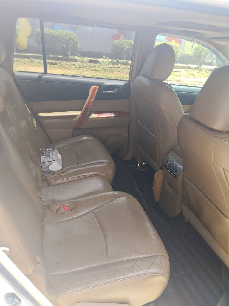 A picture of 2013 Toyota highlander Dealer deal First body pan First registration