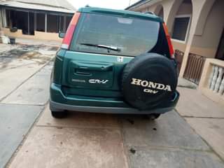 A picture of Honda CR V 2000 Model