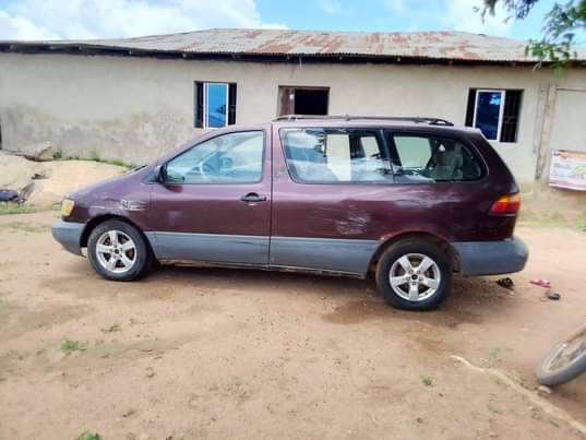 A picture of Toyota sienna first body good engine pafect gear ac need