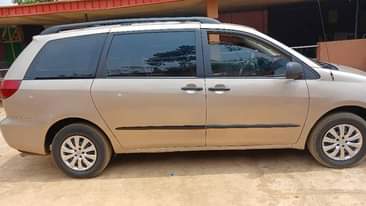 A picture of Toyota sienna 2005 foreign used
