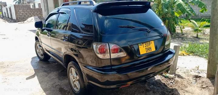 A picture of Toyota HARRIER OLD