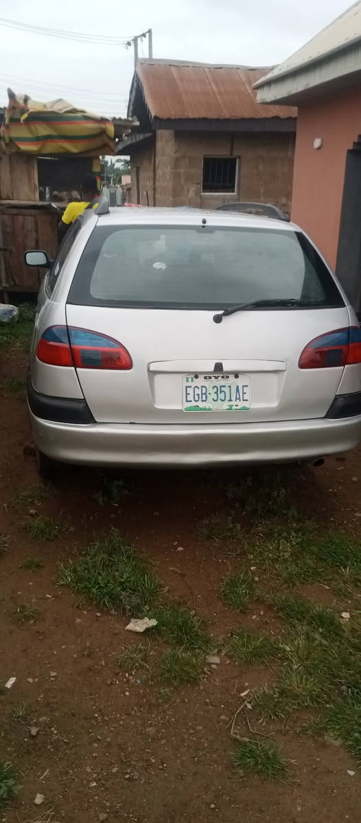 A picture of Toyota avensis 2000 model