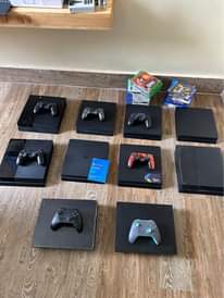 A picture of PLAYSTATION 4 SLIM FAT 5 games installed 2 Controllers