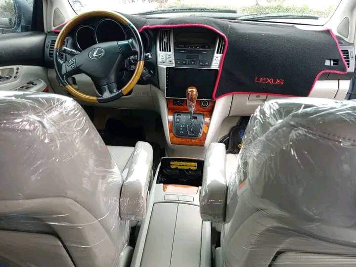 A picture of Over highest grade Lexus RX 330 Everything is intact and
