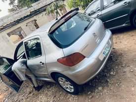 A picture of 307 PEUGEOT MANUAL 2004