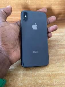 A picture of Iphone xs gb 256 insuzwa bh 80 ios 17 2
