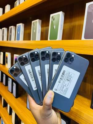 A picture of UK USED SAMSUNG AND IPHONES