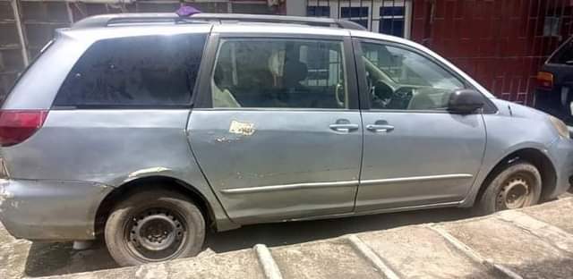 A picture of BUY TOW ASAP 2005 TOYOTA SIENNA ENGINE IS BAD Knocking