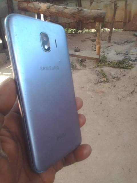 A picture of Samsung j4