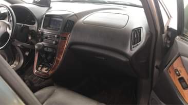 A picture of 2000 model lexus rx 300