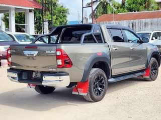 A picture of TOYOTA HILUX GR Mwaka 2021 Rangi Army Green Engine 2