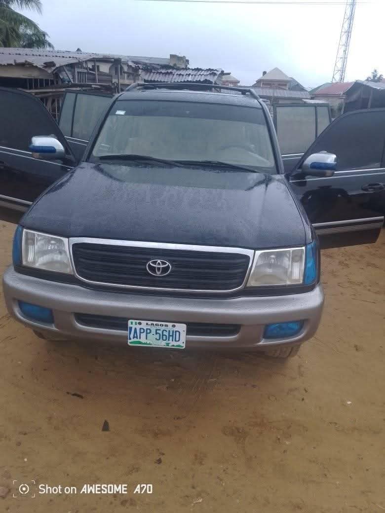 A picture of 2002 Toyota land cruiser