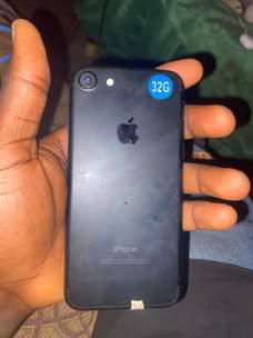 A picture of iPhone 7 32