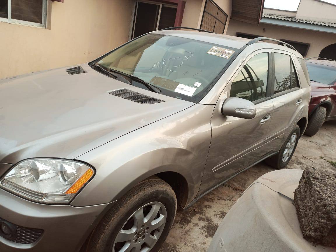 A picture of Mercedes ml350