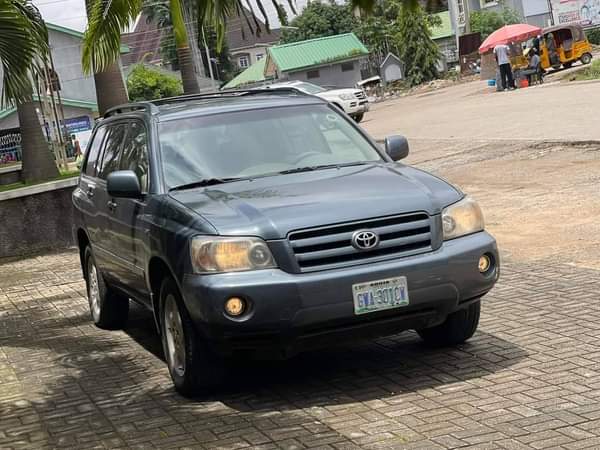 A picture of 2005 Toyota Highlander limited So clean no need of direct