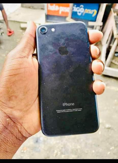 A picture of Iphone 7 plain