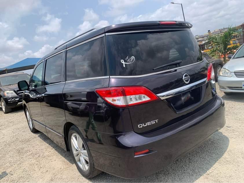 A picture of Nissan Quest 2011