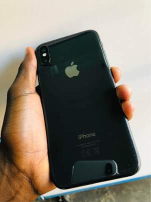 A picture of iPhone X 64Gb at 550k