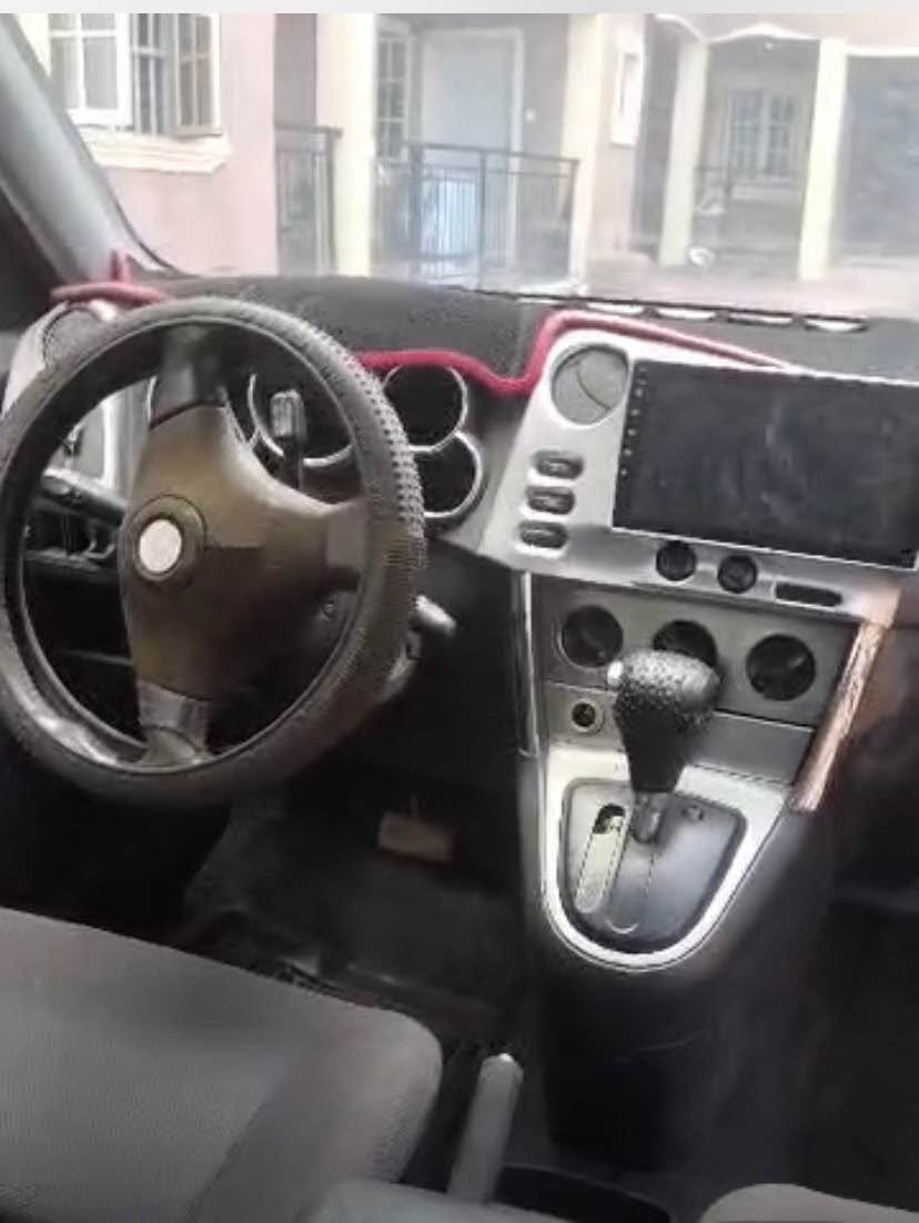 A picture of Toyota matrix 06