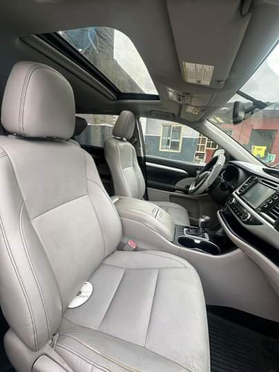A picture of 2015 Toyota Highlander XLE registered thumbstart 3 rows of seats