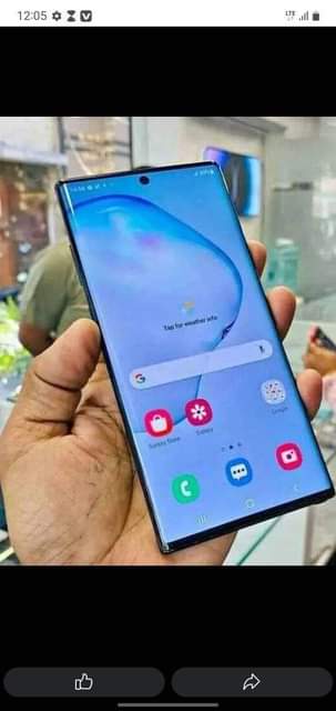 A picture of Samsung galaxy not 10 256 gb finger on display